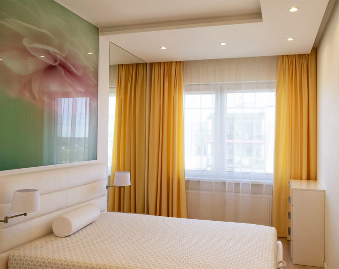 chambre avec rideaux jaunes