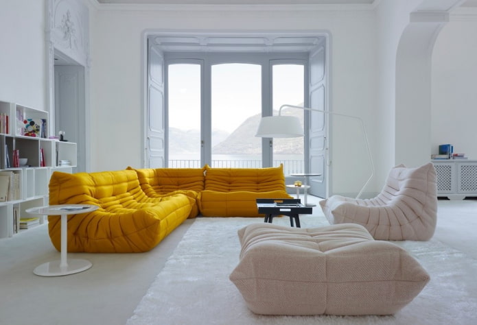 canapé jaune vif à l'intérieur