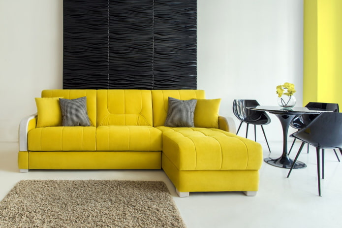 Canapé jaune avec pouf