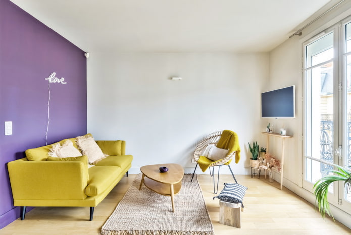 Canapé jaune sur pieds à l'intérieur