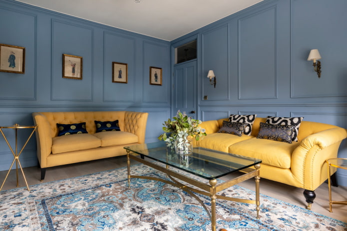 Canapé jaune avec revêtement en cuir à l'intérieur