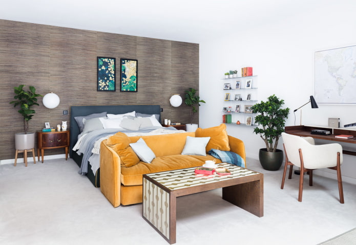 canapé jaune dans la chambre à coucher