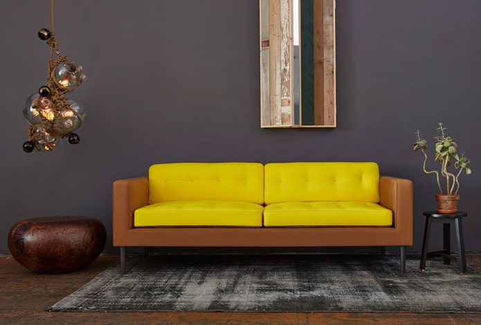 canapé jaune et marron à l'intérieur