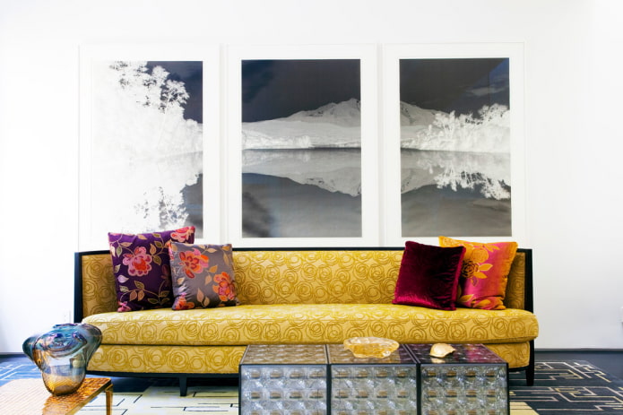 Canapé jaune à motifs à l'intérieur
