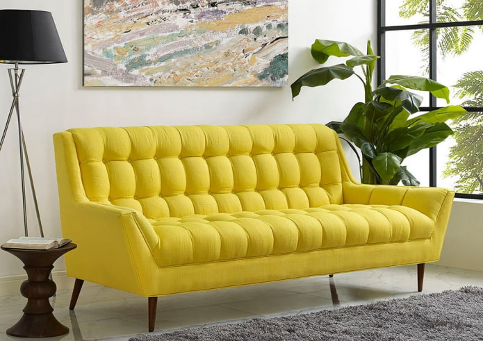 Canapé jaune sur pieds à l'intérieur