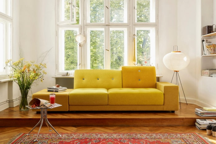 Canapé jaune avec revêtement en tissu à l'intérieur