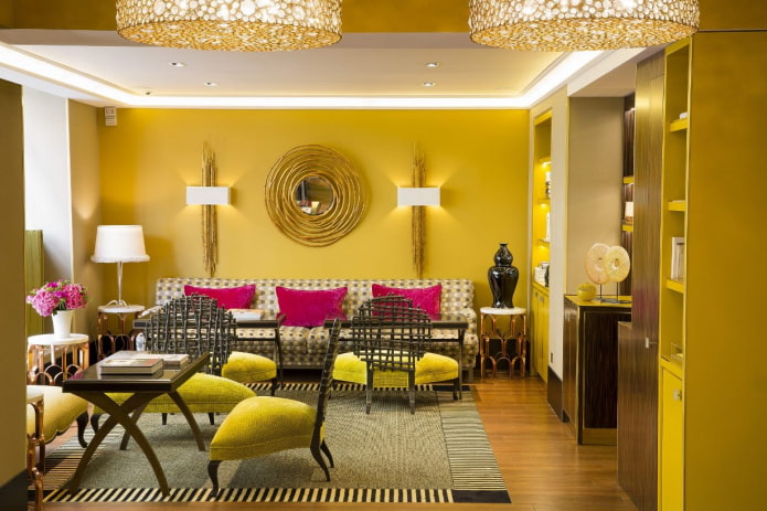 Salon aux tons jaune-vert avec coussins de canapé fuchsia