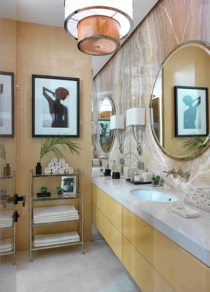 Salle de bain avec meubles jaune clair brillant