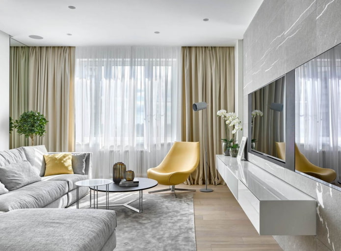 Salon gris argenté avec fauteuils et coussins de canapé jaune clair