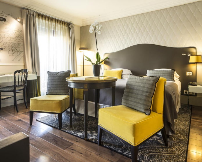 Belle combinaison de jaune et de gris foncé dans la chambre
