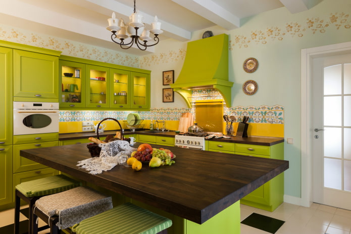 Cuisine avec meubles vert clair et tablier jaune