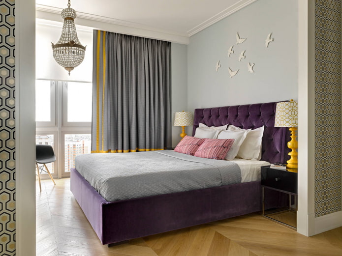 chambre avec des accents violets et jaunes