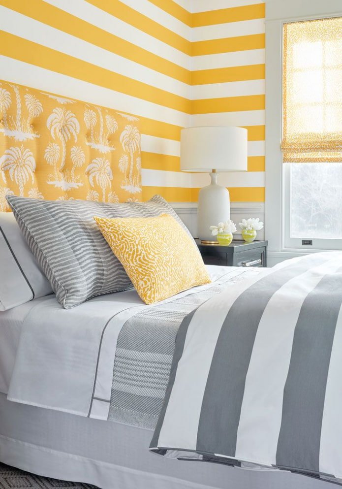 Chambre dans les tons jaune et gris avec papier peint à rayures
