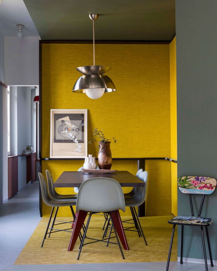 Mur jaune dans la salle à manger