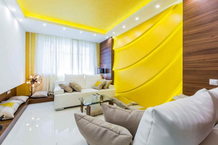 Plafond tendu jaune et décoration murale dans le salon
