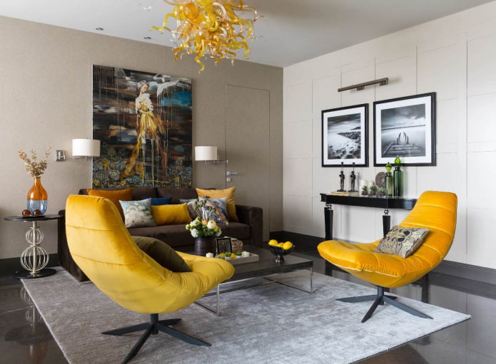 Fauteuils et coussins de canapé jaunes dans le salon