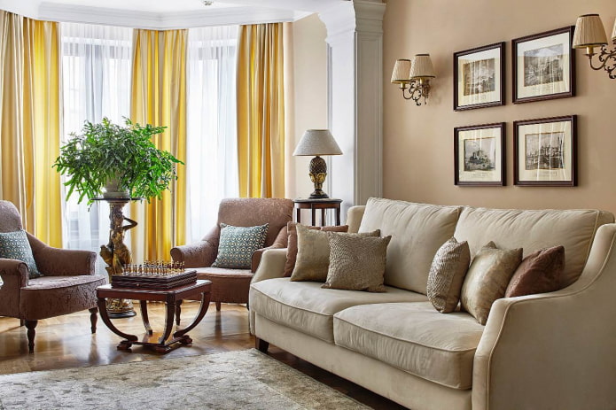 Rideaux jaune clair dans le salon