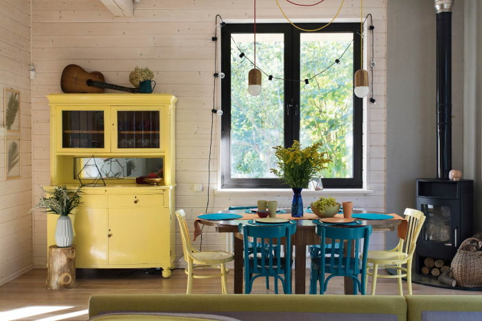 Buffet et chaises jaunes dans la cuisine