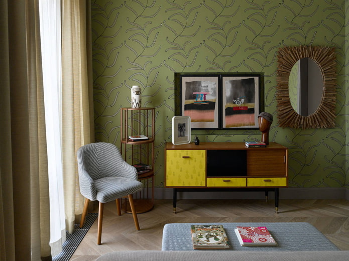 une commode avec des façades jaunes contre un mur vert