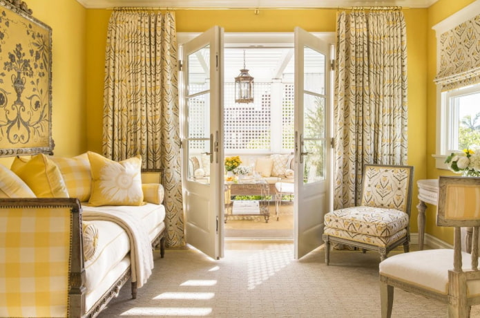 Chambre provençale aux tons blancs et jaunes