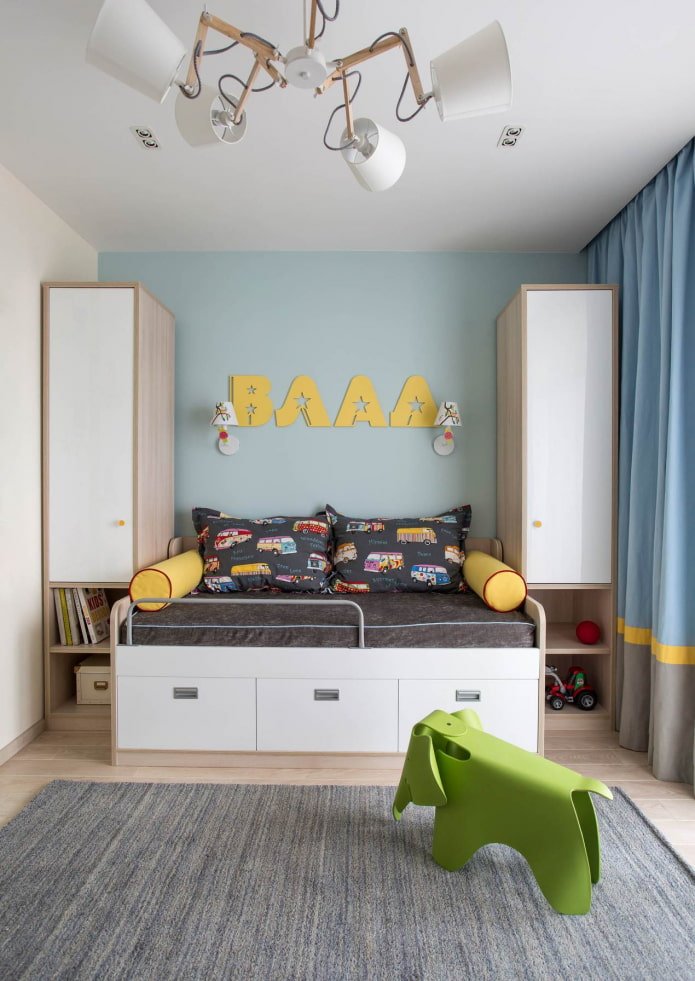 Accents jaunes dans une chambre de garçon