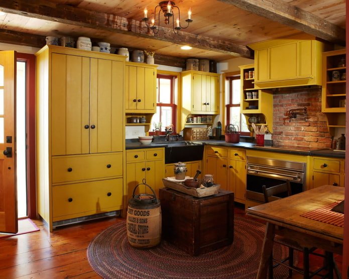 Cuisine de style campagnard avec des meubles en bois jaune
