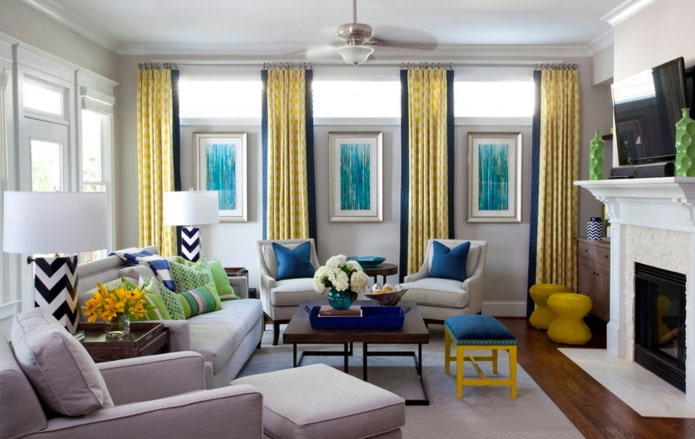 Salon blanc de style Art nouveau avec des touches de jaune et de bleu