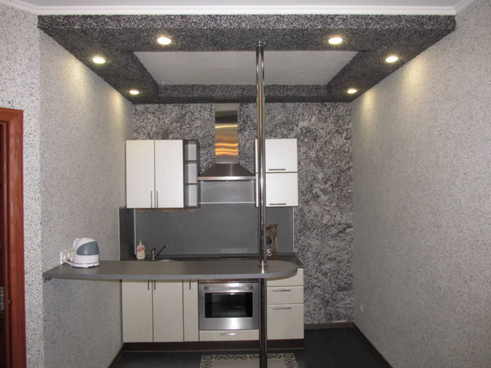 Plafond gris avec du papier peint liquide dans la cuisine
