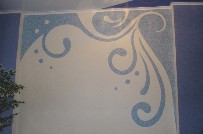 Papier peint blanc à motif bleu