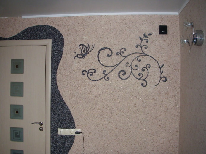 Monogrammes noirs sur papier peint beige