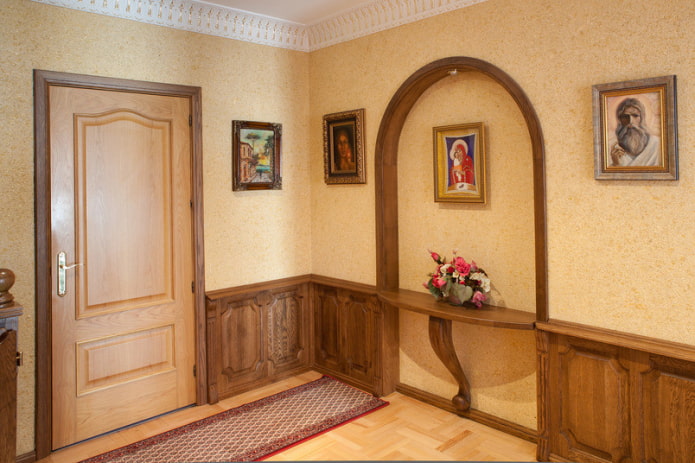 Papier peint et décoration murale en bois dans le couloir