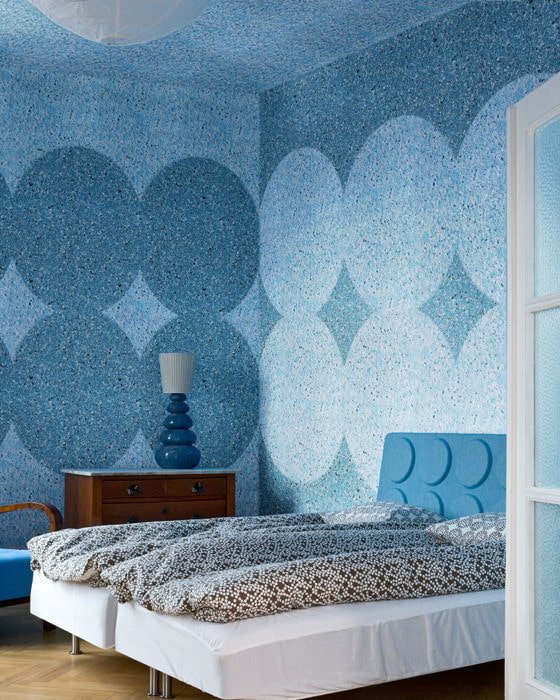 Papier peint bleu dans la chambre