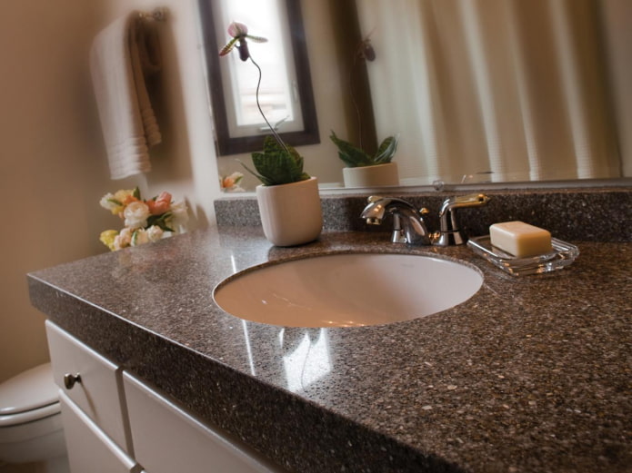 granit liquide dans l'intérieur de la salle de bain