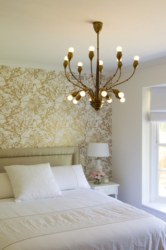 Mur doré accentué dans la chambre