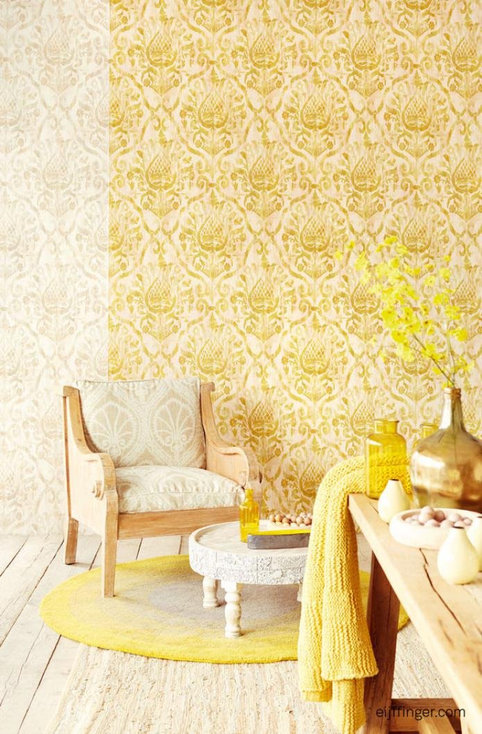 Intérieur avec des murs dorés