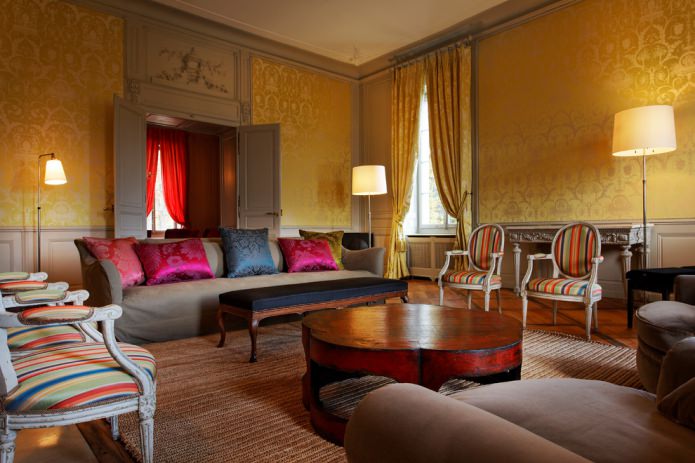 conception de salon avec du papier peint textile