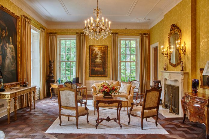 Papier peint jaune et or dans un intérieur classique