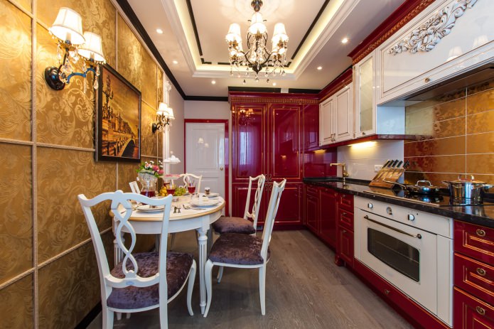 couleur rouge et or à l'intérieur