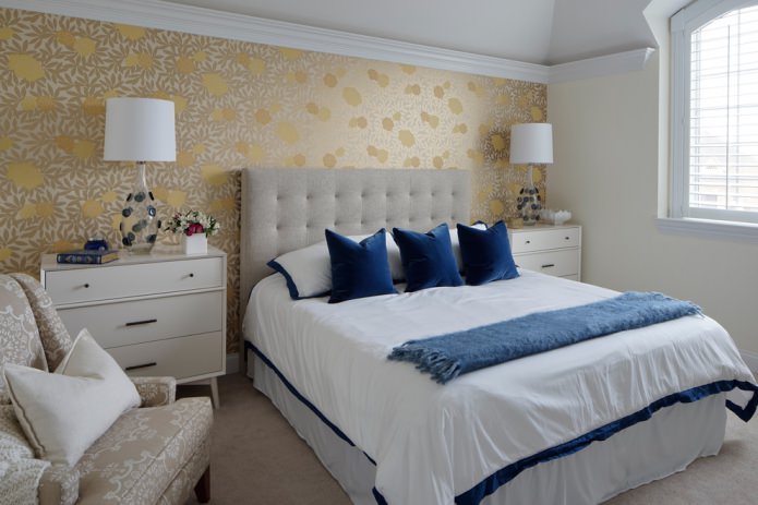 Papier peint jaune et beige dans la chambre