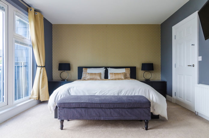 rideaux dorés à œillets dans la chambre