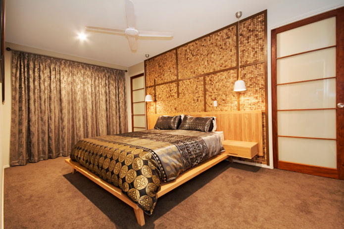 Rideaux dorés dans la chambre