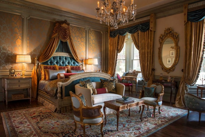 rideaux bleus et dorés dans la chambre de style baroque