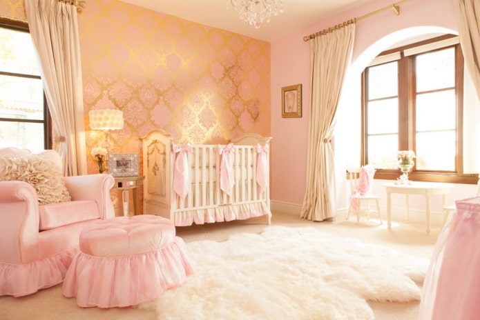 rideaux dorés dans la chambre de bébé