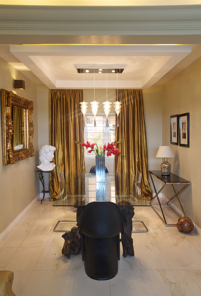 Rideaux dorés à l'intérieur