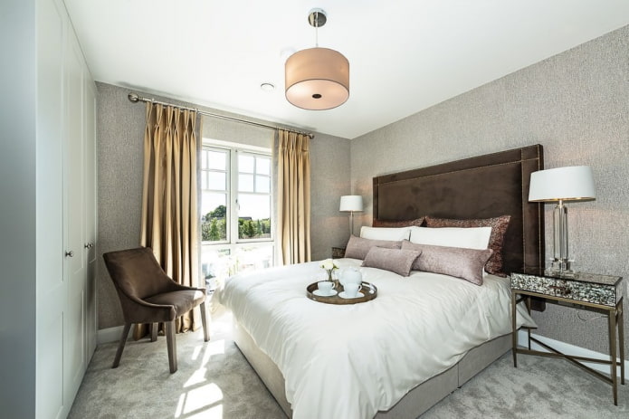 rideaux unis dorés dans la chambre