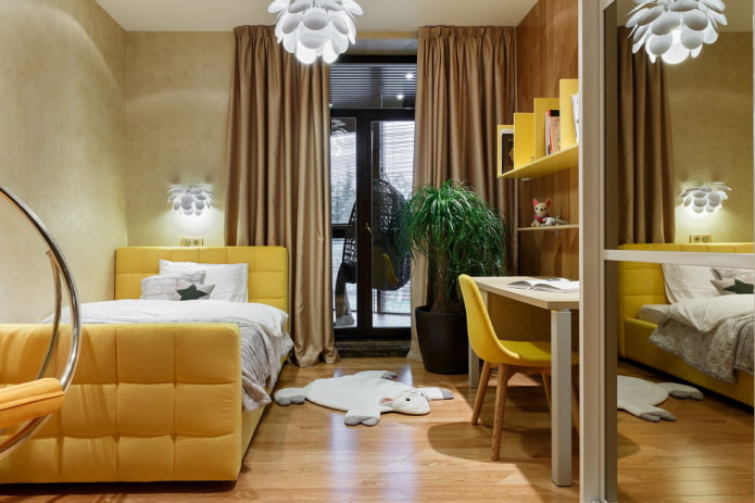 rideaux dorés dans la chambre de bébé