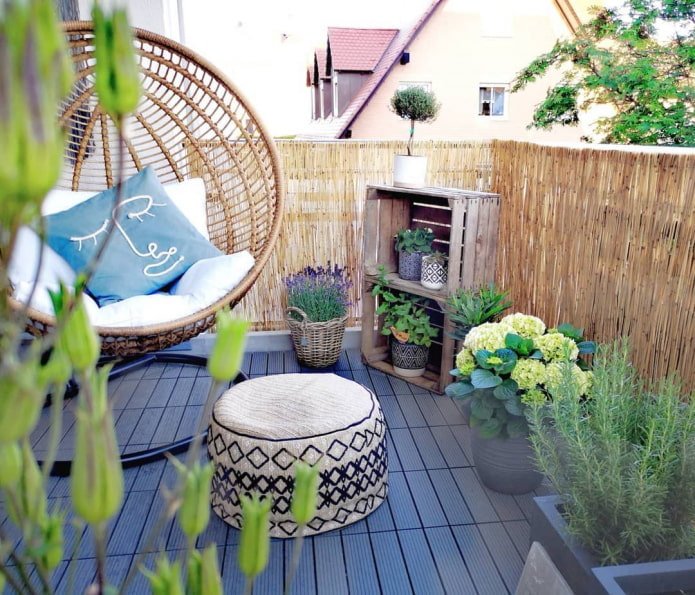Chaise suspendue sur le balcon