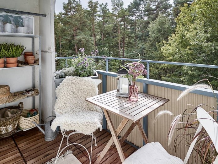 Un coin pour le thé sur le balcon