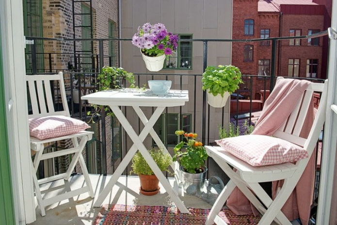 Table et chaises sur le balcon