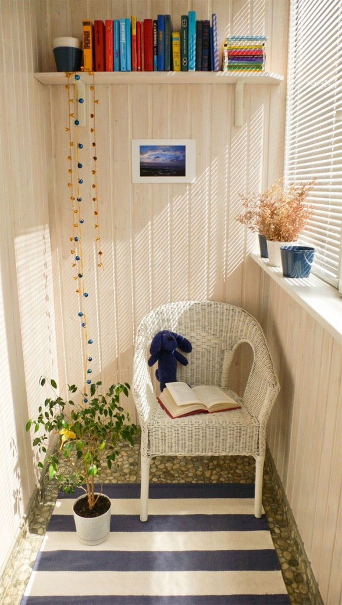 Coin lecture sur le balcon